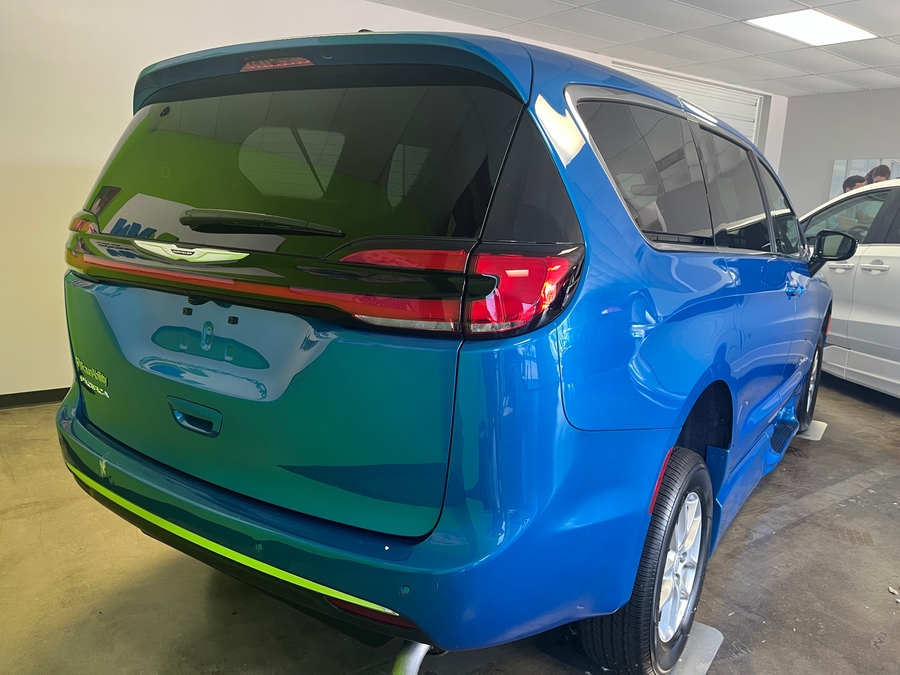 2026 Chrysler Pacifica Select's photo