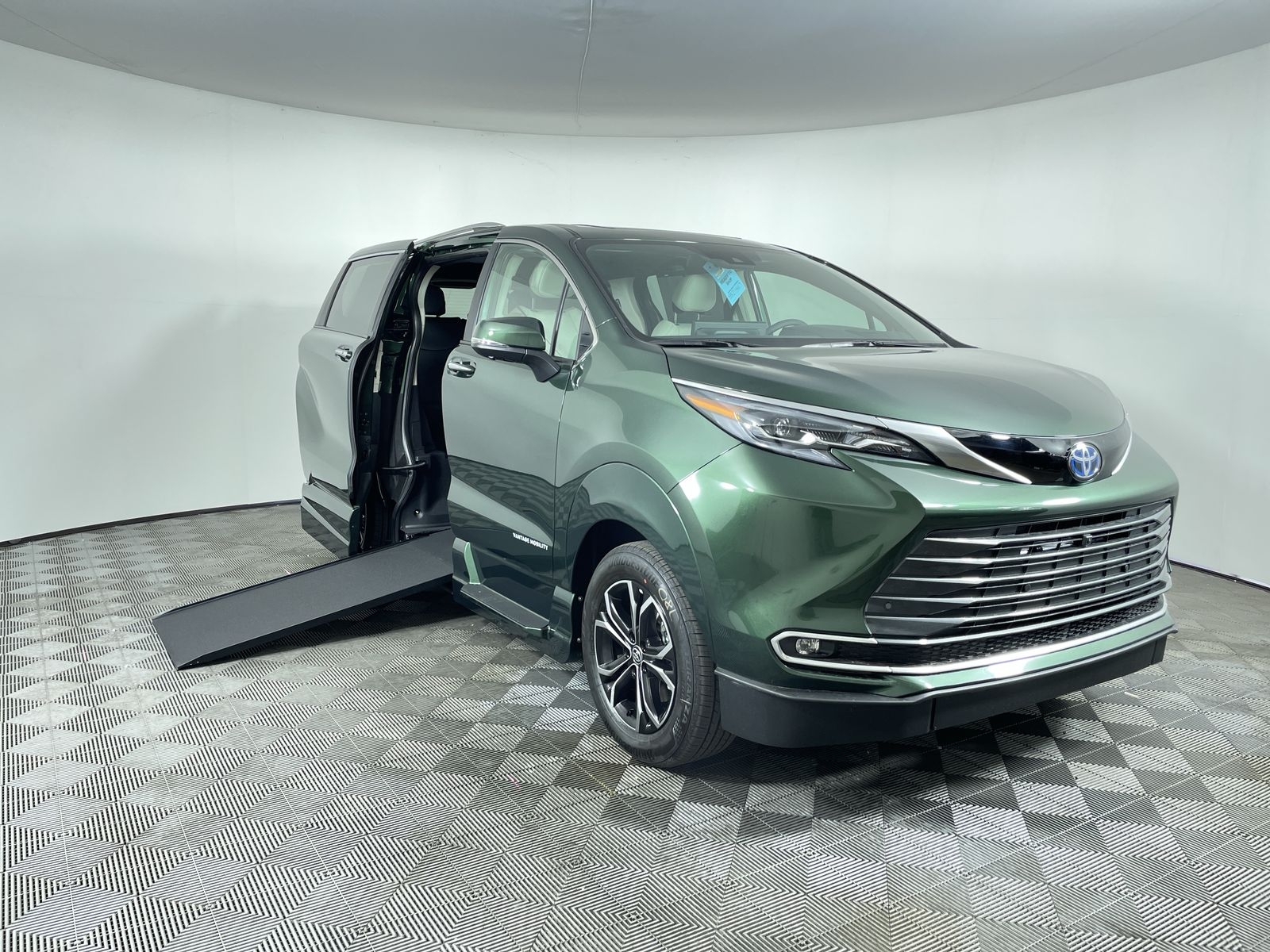 2025 Toyota Sienna AWD Platinum