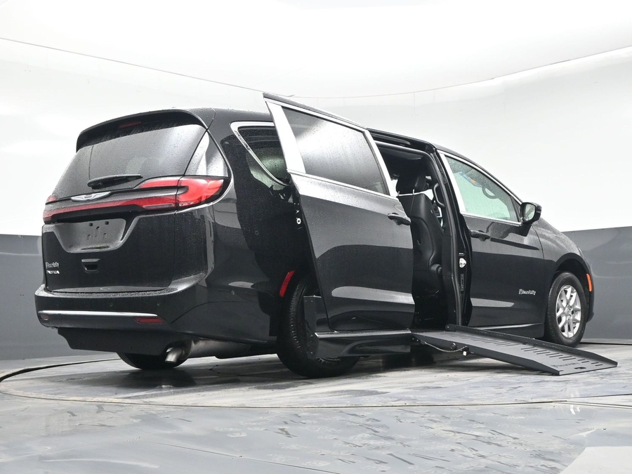 Black Chrysler Pacifica image number 21