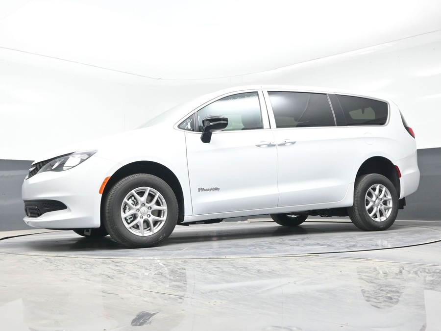 White Chrysler Voyager image number 18