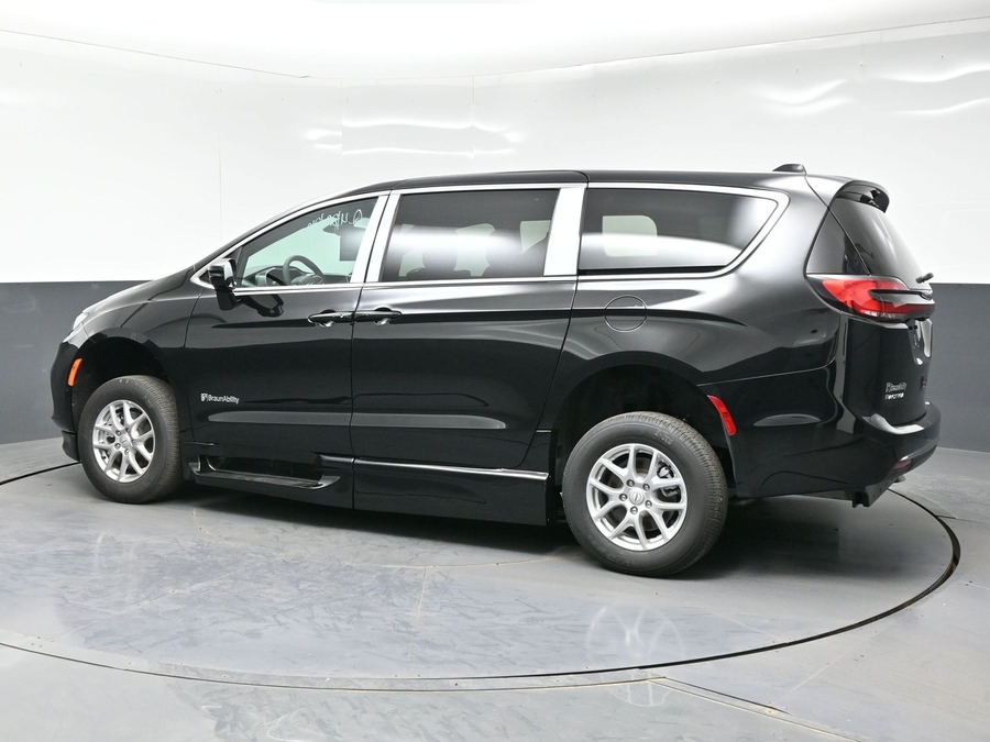 Black Chrysler Pacifica image number 3