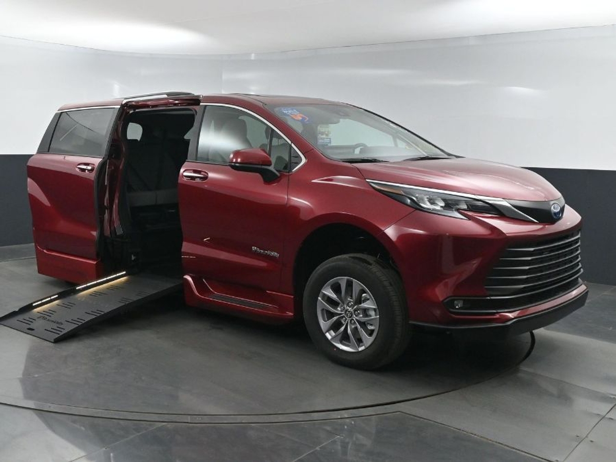 2025 TOYOTA SIENNA - Image 1