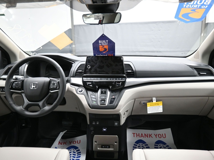 Red Honda Odyssey image number 18