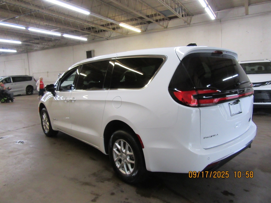 2027 Chrysler Pacifica Select - Photo 4