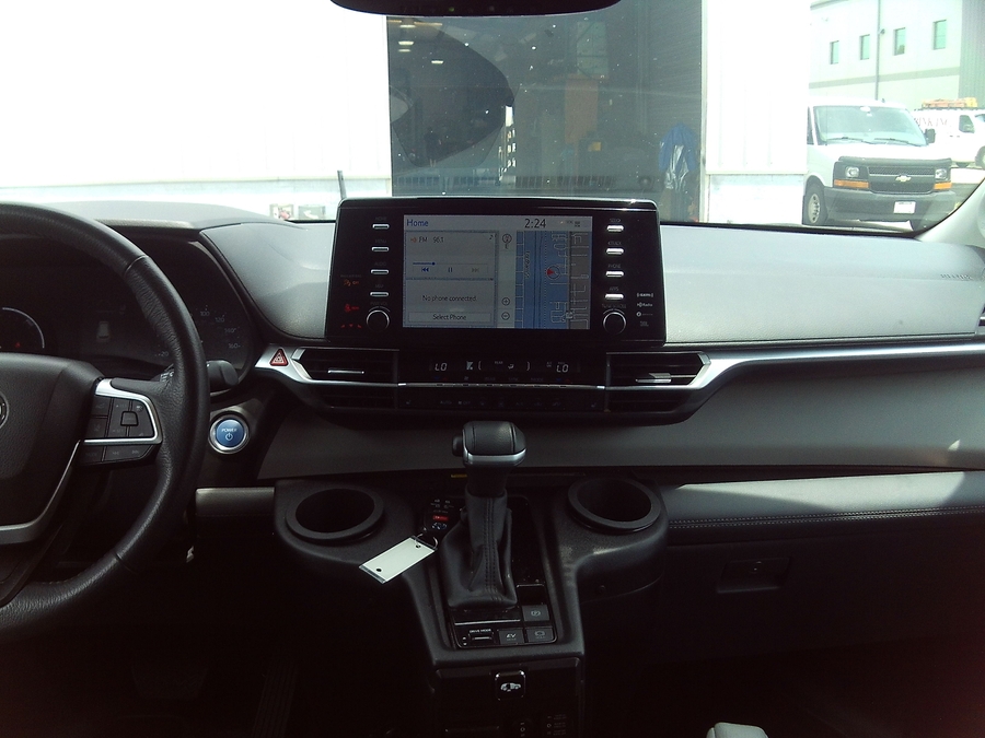 White Toyota Sienna image number 9