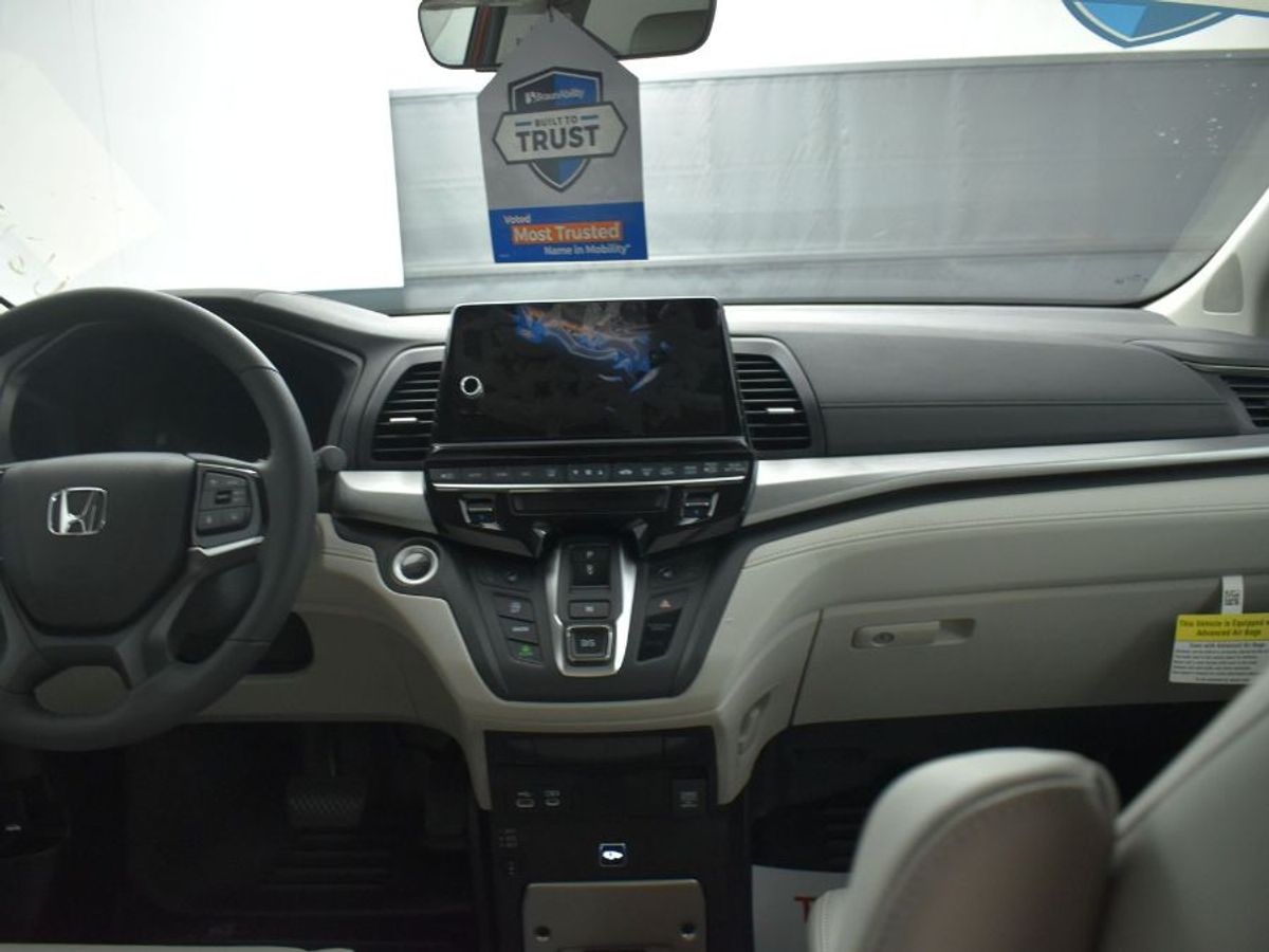 Red Honda Odyssey image number 12