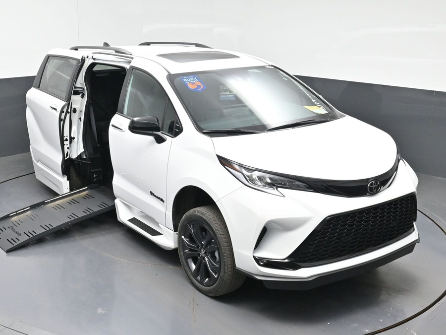 New 2026 Toyota Sienna Hybrid XSE Sport - BraunAbility Side Entry Entry Fold Out Automatic Ramp