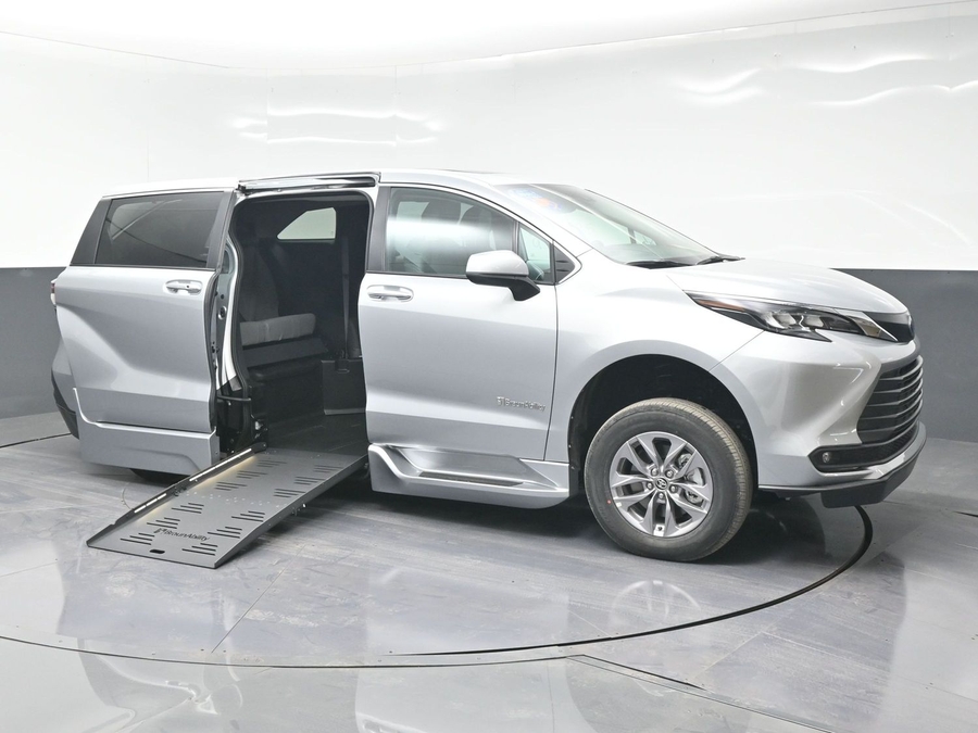 New 2025 Toyota Sienna Hybrid XLE Base - BraunAbility Side Entry Entry Fold Out Automatic Ramp