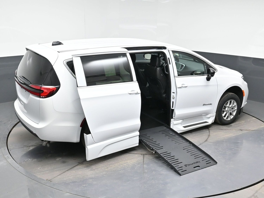 New 2026 Chrysler Pacifica Select Safety - BraunAbility Side Entry Entry Fold Out Automatic Ramp