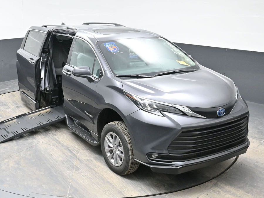 Grey Toyota Sienna image number 22