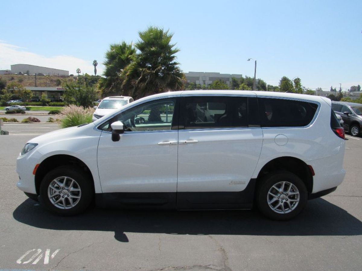 White Chrysler Voyager image number 8