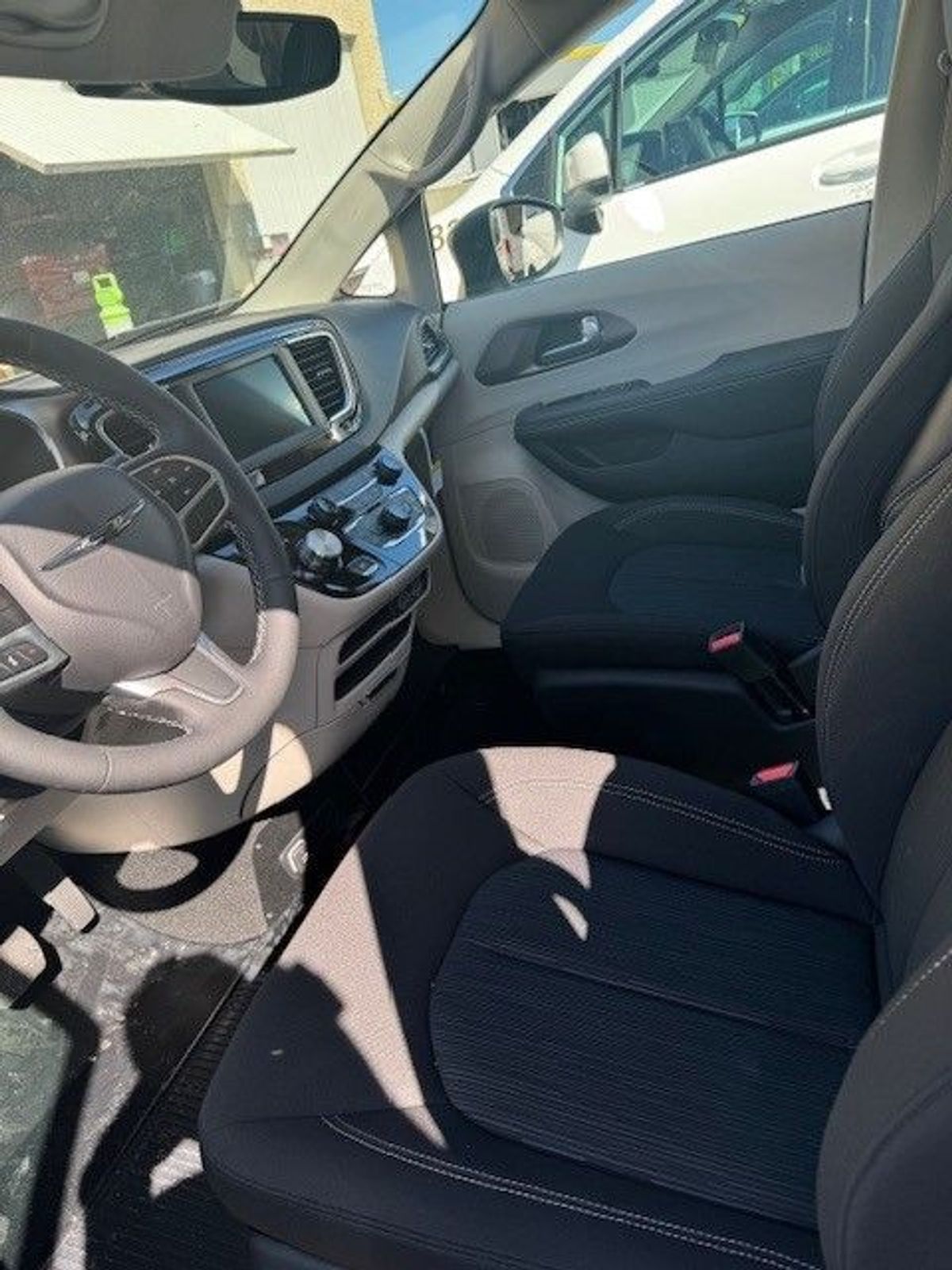 2024 CHRYSLER VOYAGER - Image 1