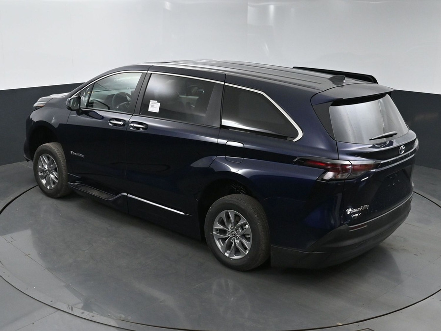 New 2025 Toyota Sienna Hybrid XLE Base - BraunAbility Side Entry Entry Fold Out Automatic Ramp