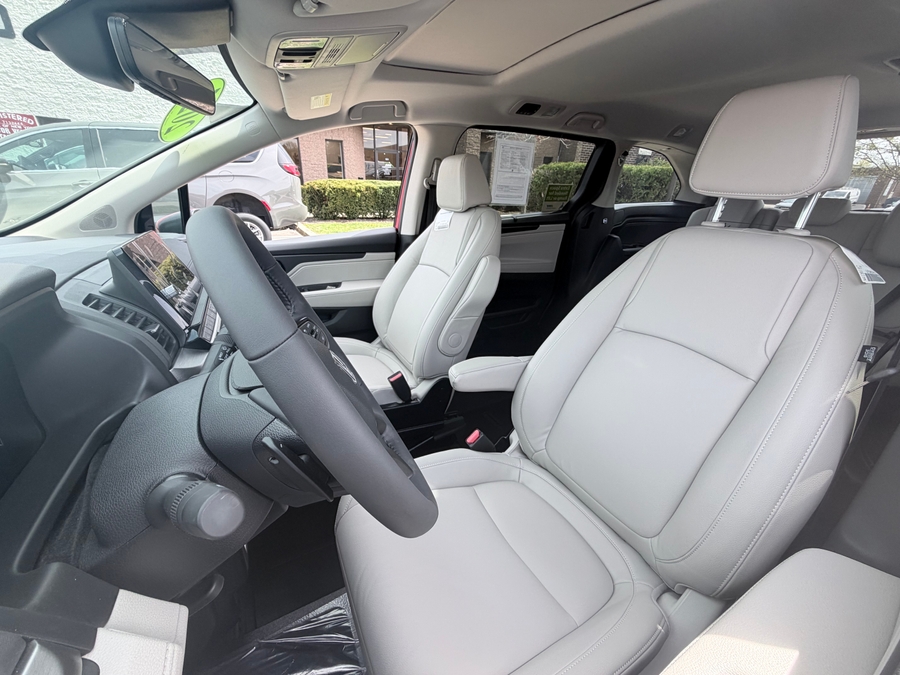 Red Honda Odyssey image number 8