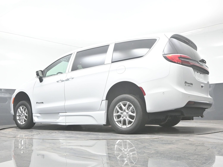 New 2025 Chrysler Pacifica Select Safety - BraunAbility Side Entry Entry Fold Out Automatic Ramp