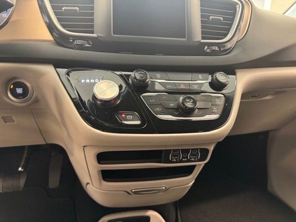 White Chrysler Voyager image number 19