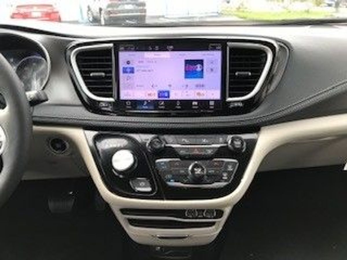 2024 CHRYSLER PACIFICA - Image 11