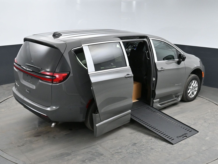 Used 2025 Chrysler Pacifica Select Safety - BraunAbility Side Entry In Floor Automatic Ramp