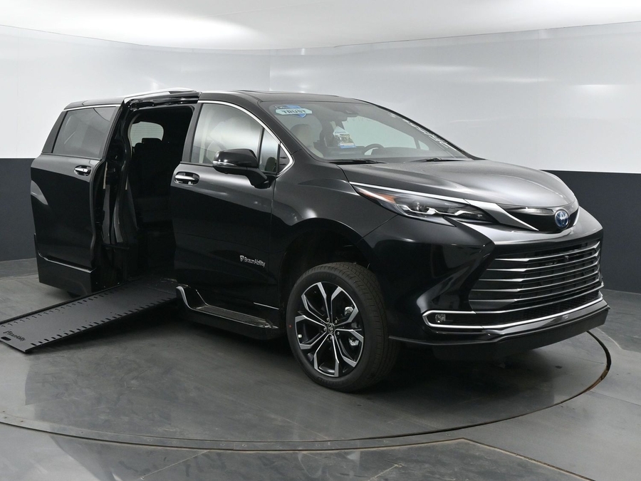 New 2025 Toyota Sienna Hybrid Platinum - BraunAbility Side Entry Entry In Floor Automatic Ramp