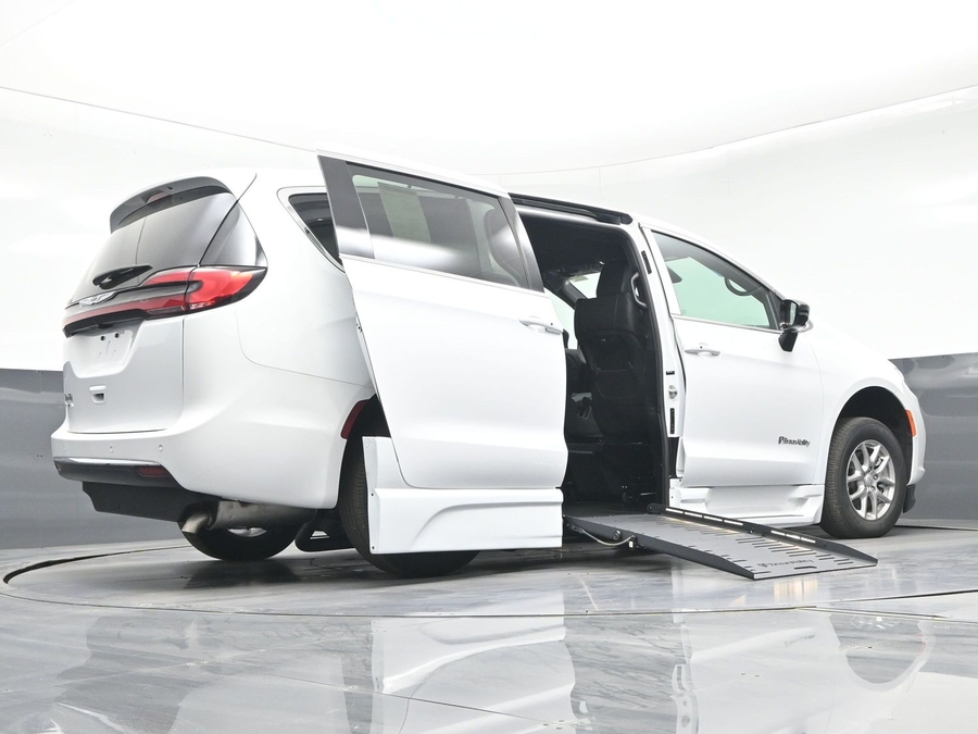 New 2026 Chrysler Pacifica Select Safety - BraunAbility Side Entry Entry Fold Out Automatic Ramp