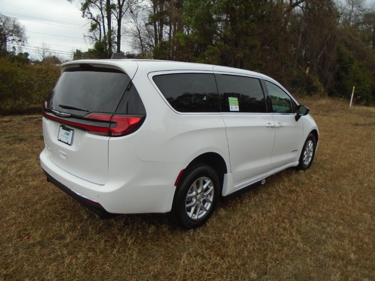 White Chrysler Pacifica image number 2