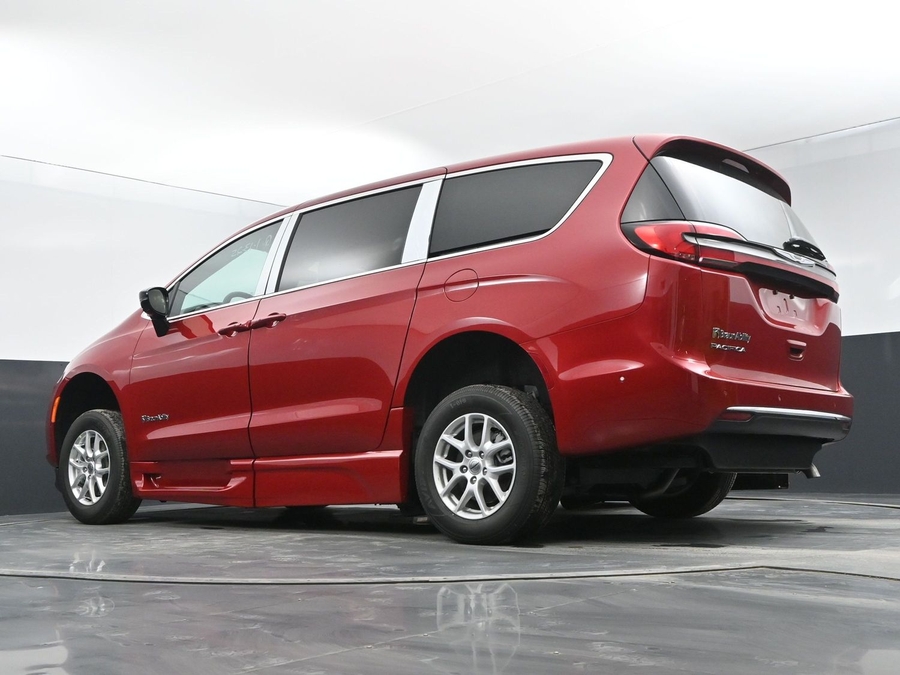New 2026 Chrysler Pacifica Select Sport - BraunAbility Side Entry Entry In Floor Automatic Ramp