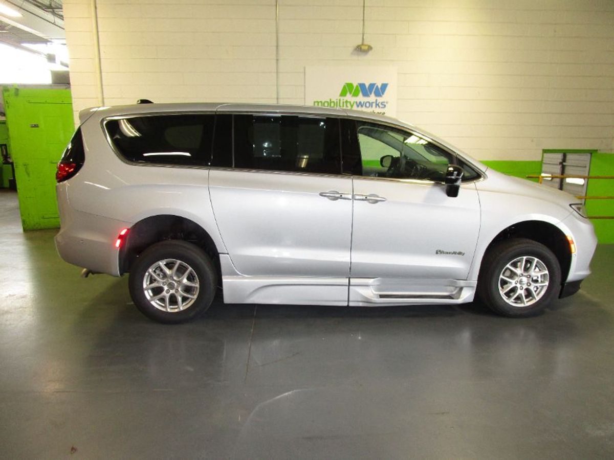 2024 Chrysler Pacifica Touring L - Photo 6