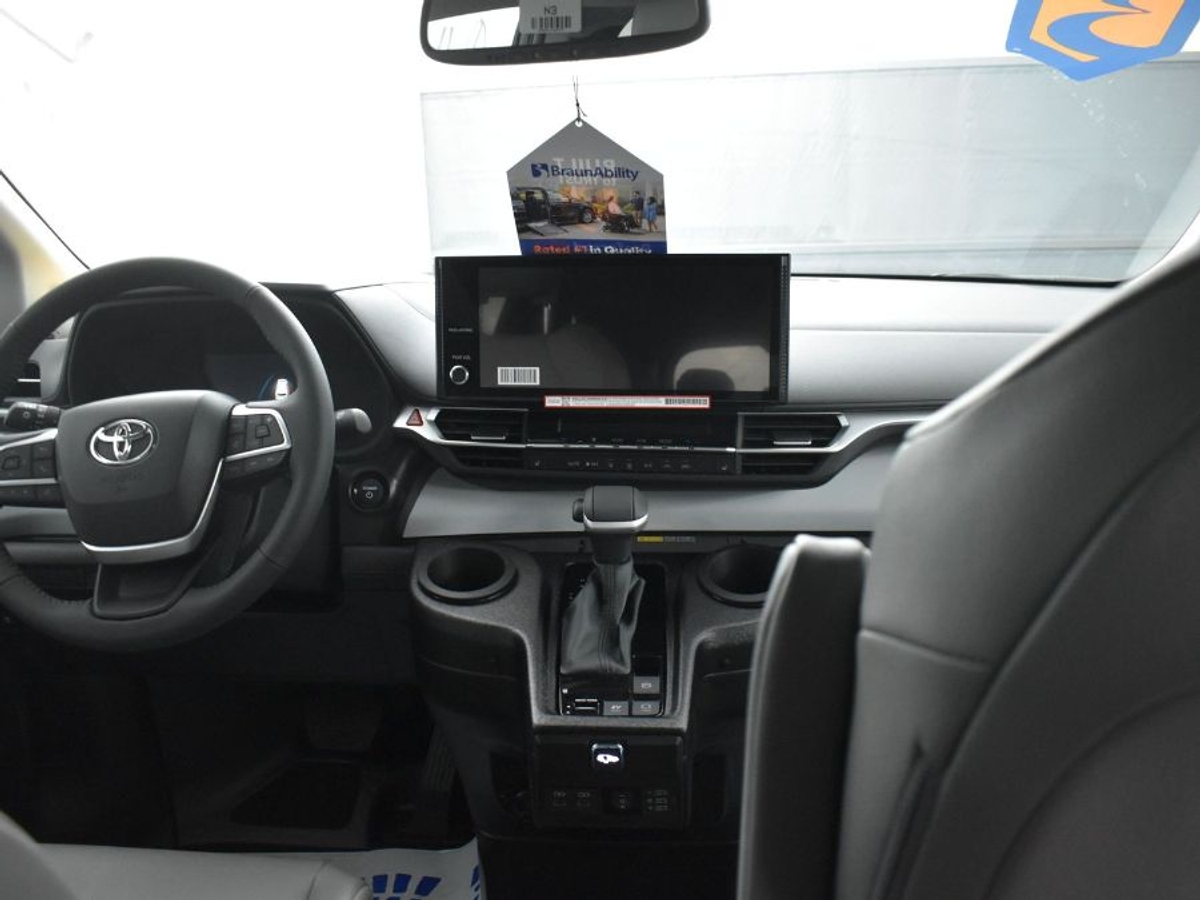 2025 TOYOTA SIENNA - Image 13