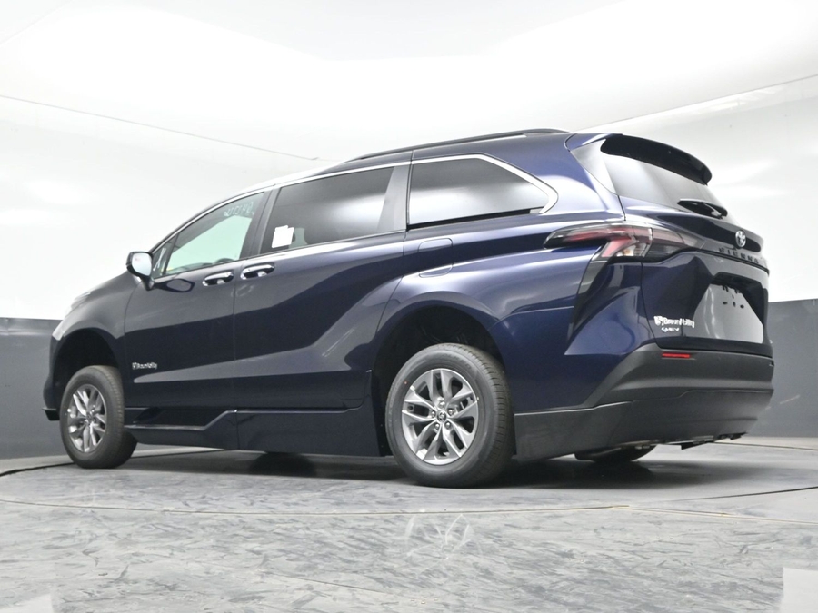 New 2026 Toyota Sienna Hybrid XLE Base - BraunAbility Side Entry Entry Fold Out Automatic Ramp