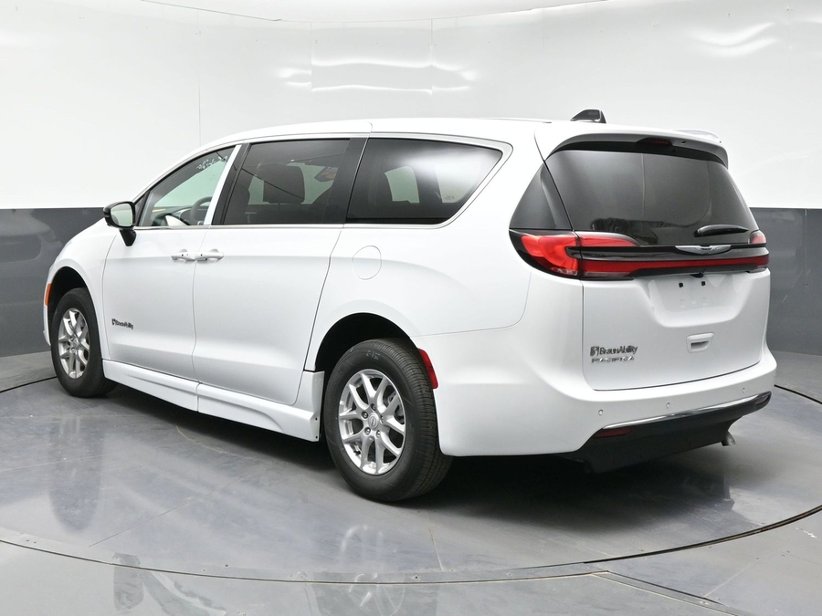 White Chrysler Pacifica image number 2