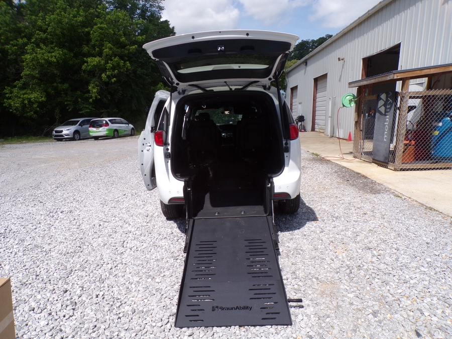 White Chrysler Voyager image number 1