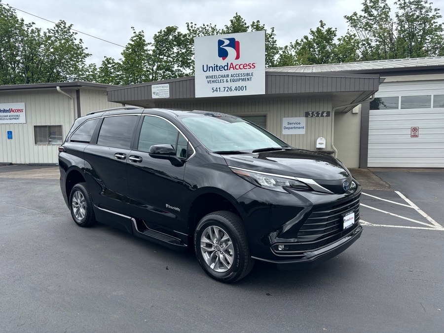 Used 2025 Toyota Sienna Hybrid XLE - BraunAbility Side Entry Entry Fold Out Automatic Ramp