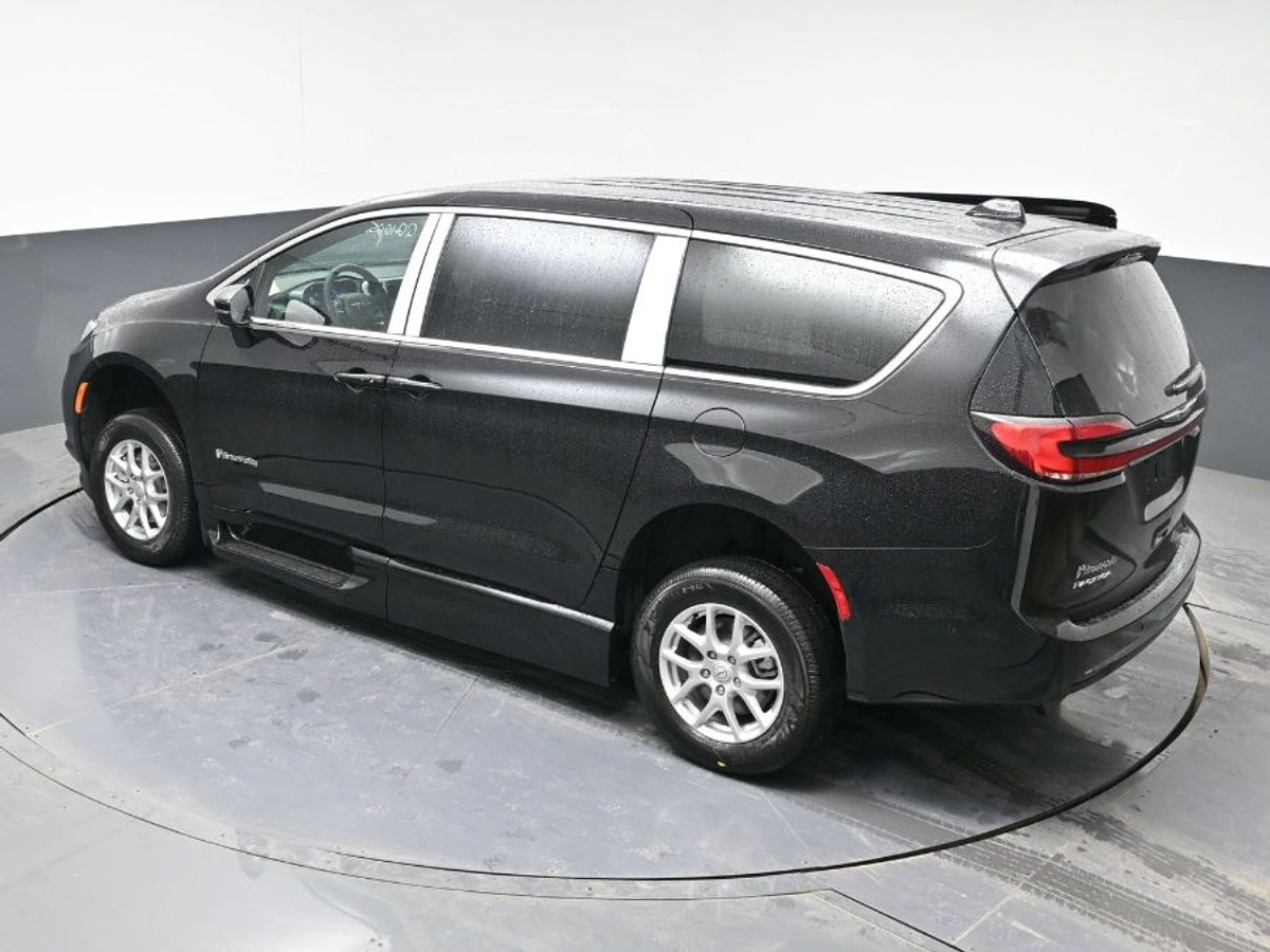 Black Chrysler Pacifica image number 21