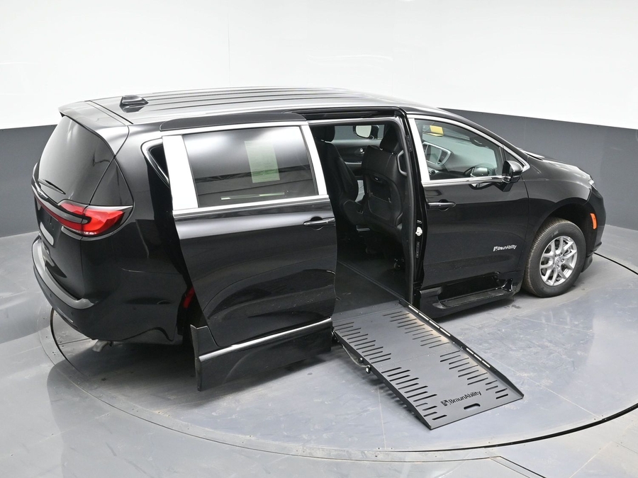 Black Chrysler Pacifica image number 25