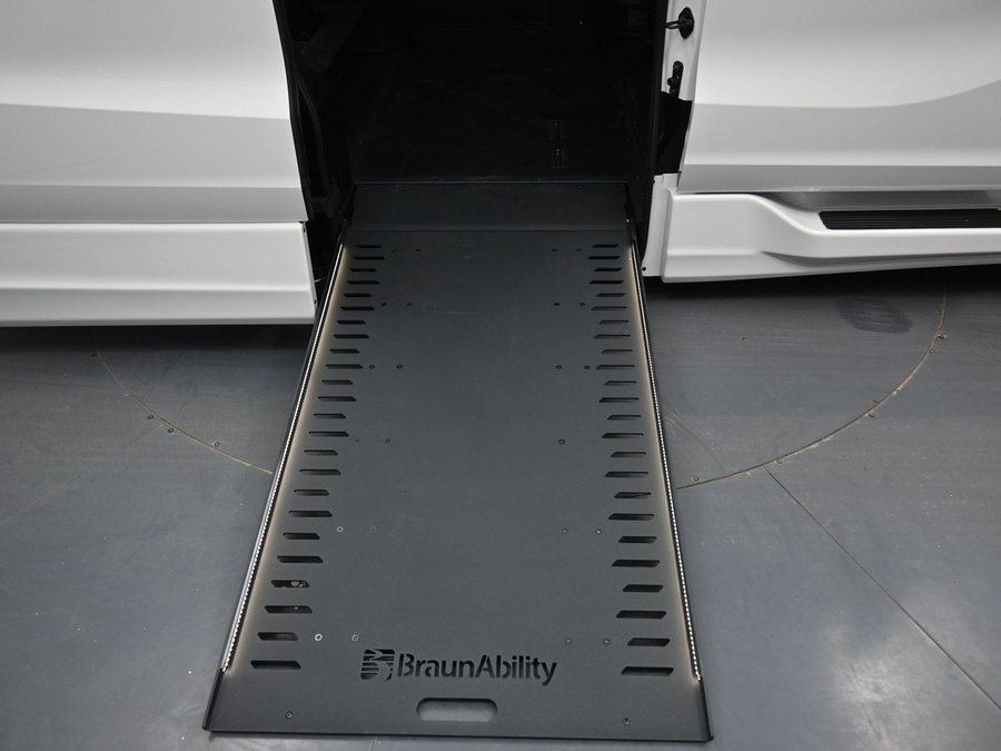 White Honda Odyssey image number 10