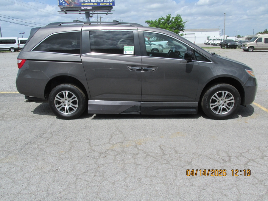 Brown Honda Odyssey image number 7