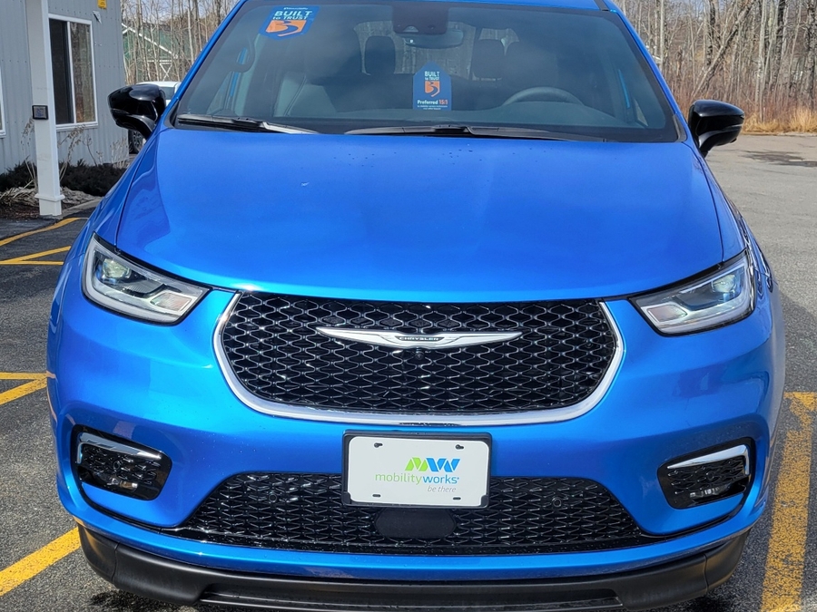 Blue Chrysler Pacifica image number 1