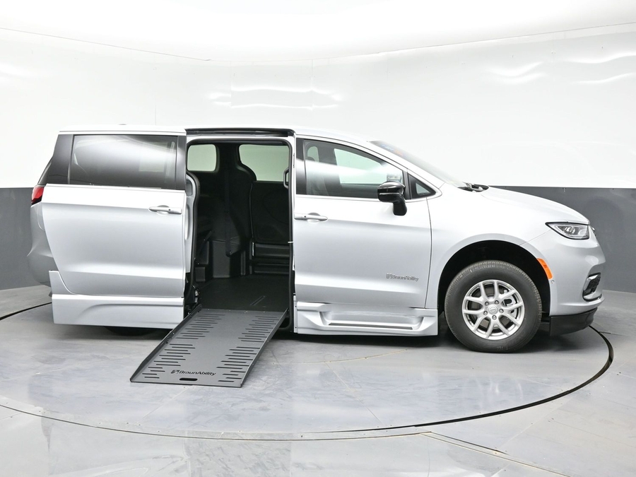 New 2026 Chrysler Pacifica Select Safety - BraunAbility Side Entry Fold Out Automatic Ramp