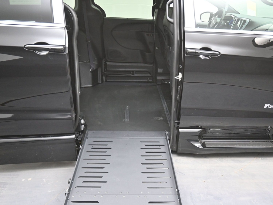 Black Chrysler Pacifica image number 11