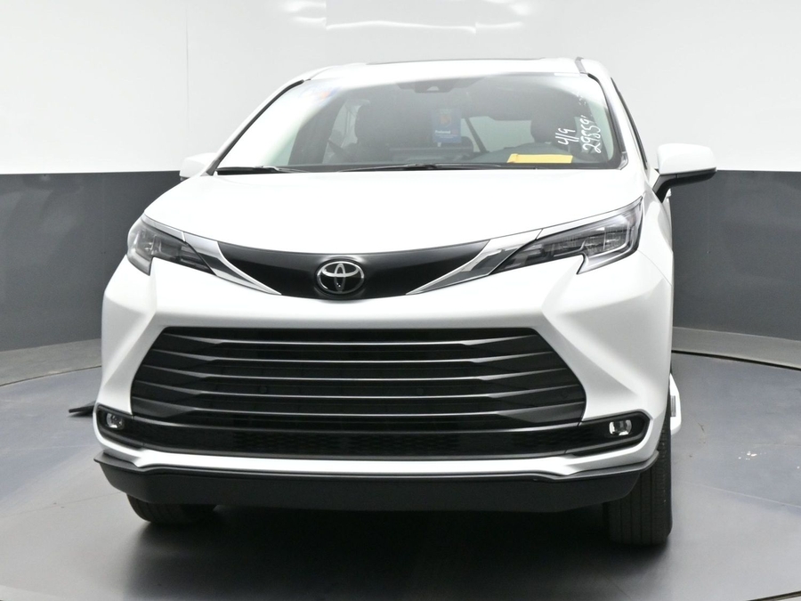 New 2026 Toyota Sienna Hybrid XLE Base - BraunAbility Side Entry Entry In Floor Automatic Ramp