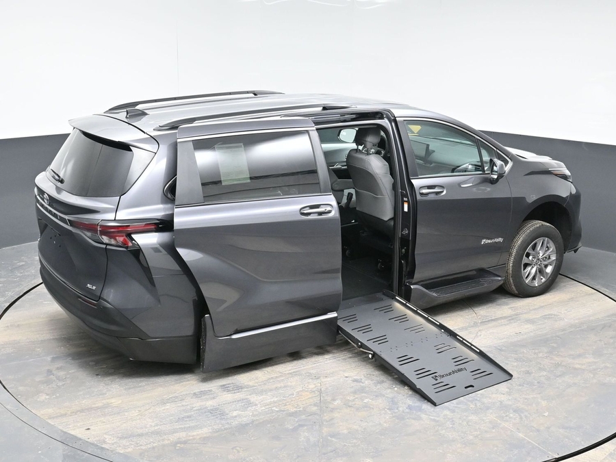 Grey Toyota Sienna image number 25
