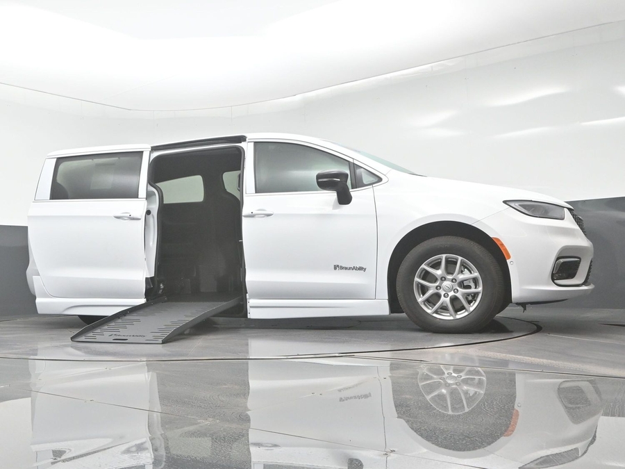 White Chrysler Pacifica image number 18