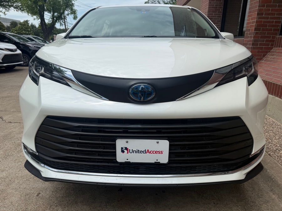 Used 2021 Toyota Sienna Hybrid XLE - BraunAbility Side Entry Entry Fold Out Automatic Ramp
