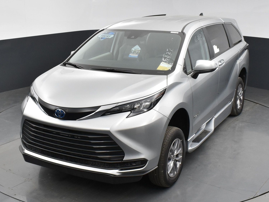 New 2025 Toyota Sienna Hybrid LE - BraunAbility Side Entry Entry Fold Out Automatic Ramp