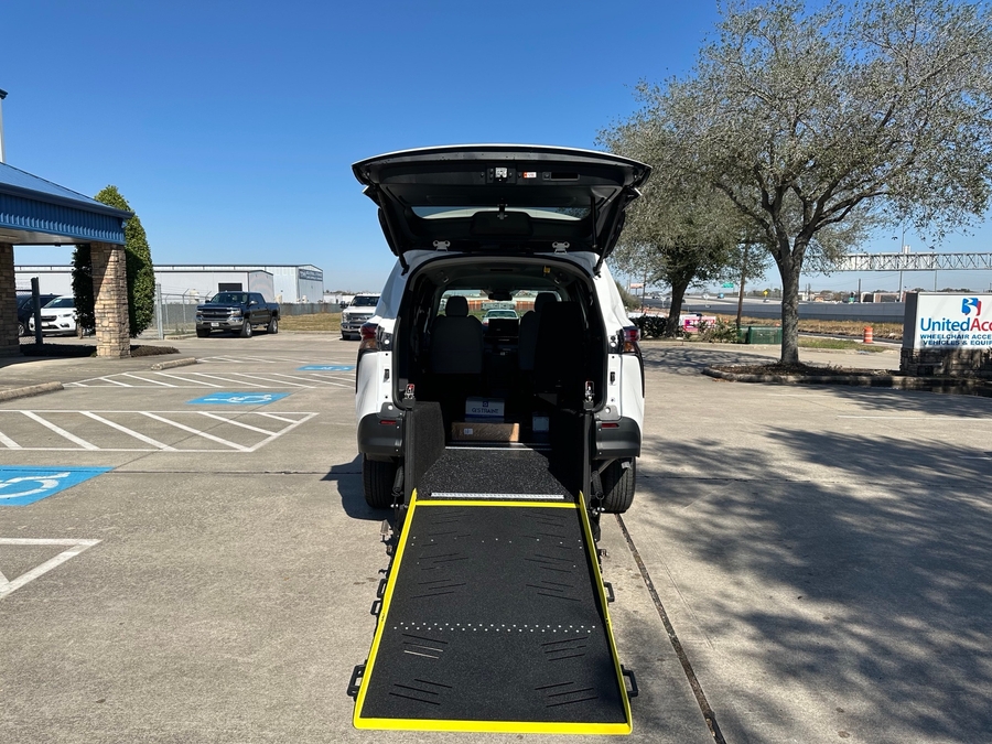 New 2026 Toyota Sienna Hybrid LE - Vantage Mobility Rear Entry Entry Fold Out Manual Ramp
