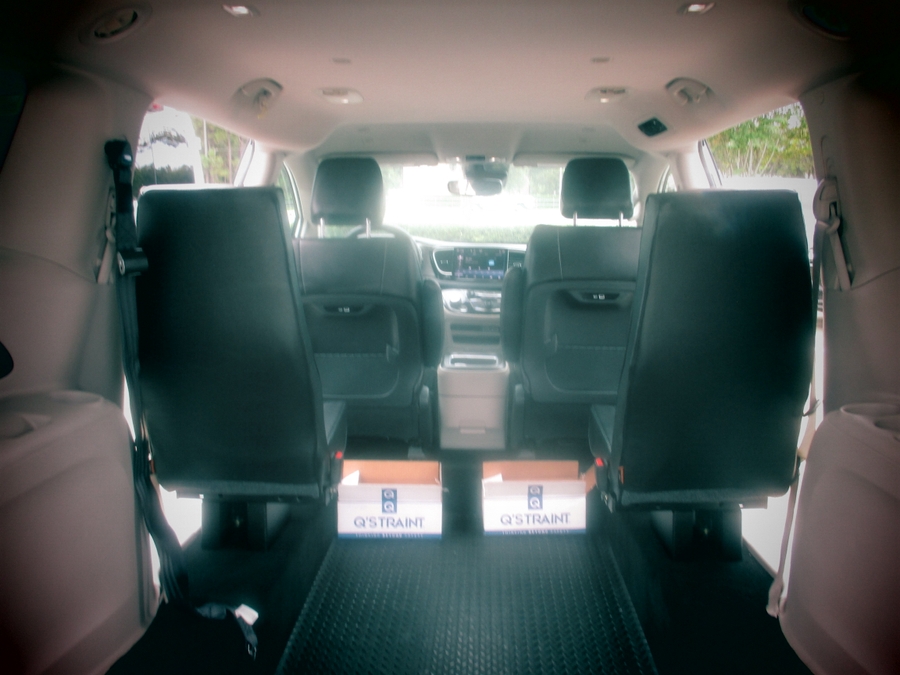 White Chrysler Pacifica image number 5