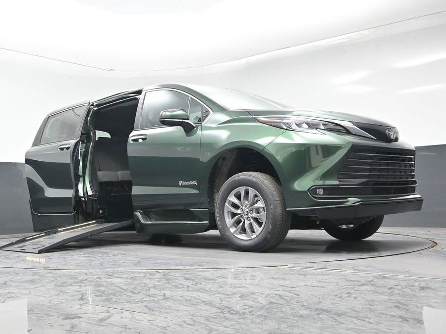New 2026 Toyota Sienna Hybrid XLE Base - BraunAbility Side Entry Fold Out Automatic Ramp