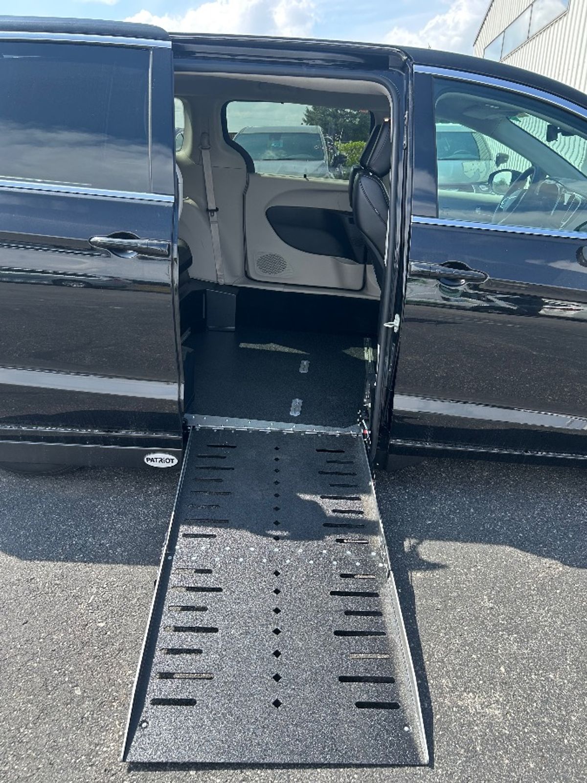 Black Chrysler Pacifica image number 12