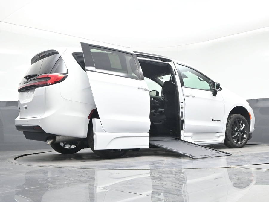 White Chrysler Pacifica image number 18