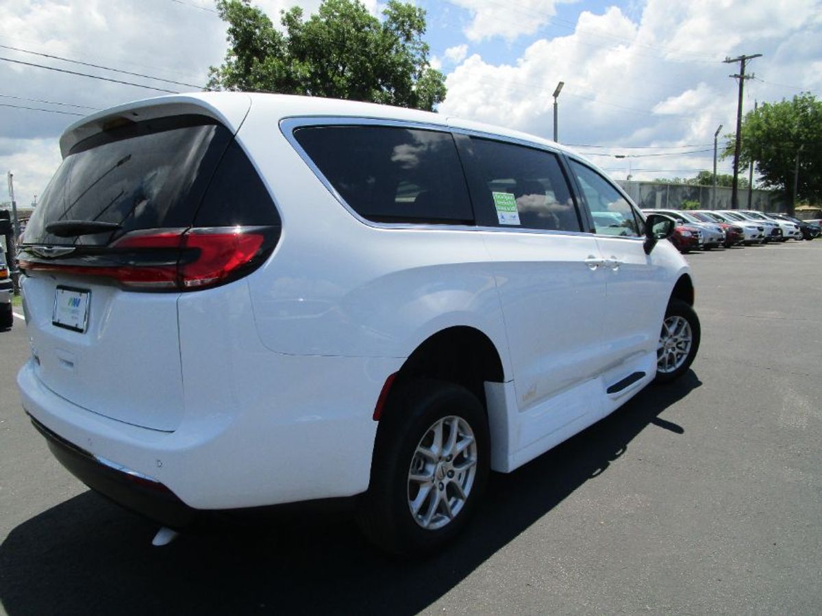 2023 CHRYSLER PACIFICA - Image 7